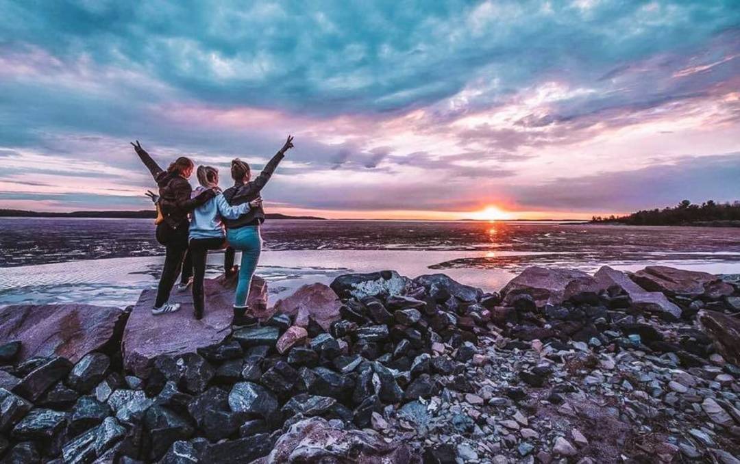 People_watching_sunset.jpg