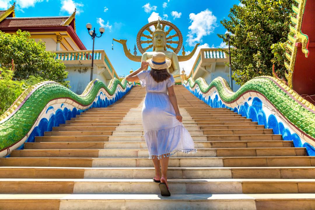 Woman_walking_towards_Big_Buddha.jpg
