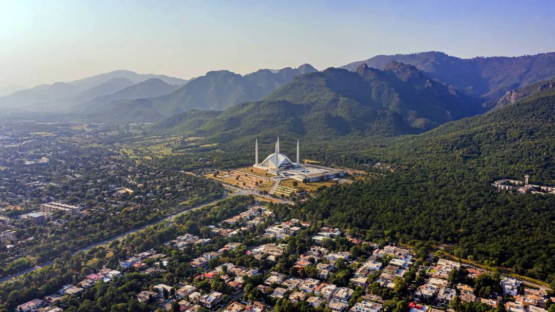 Shah_Faisal_mosque_aerial.jpg