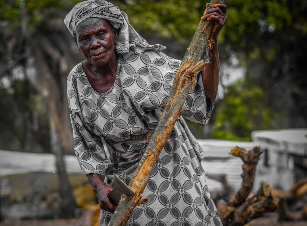 african_woman_chopping_wood.jpg