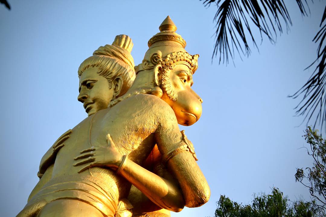 statue_Lord_Hanuman_and_Lord_Sriram_hugging.jpg