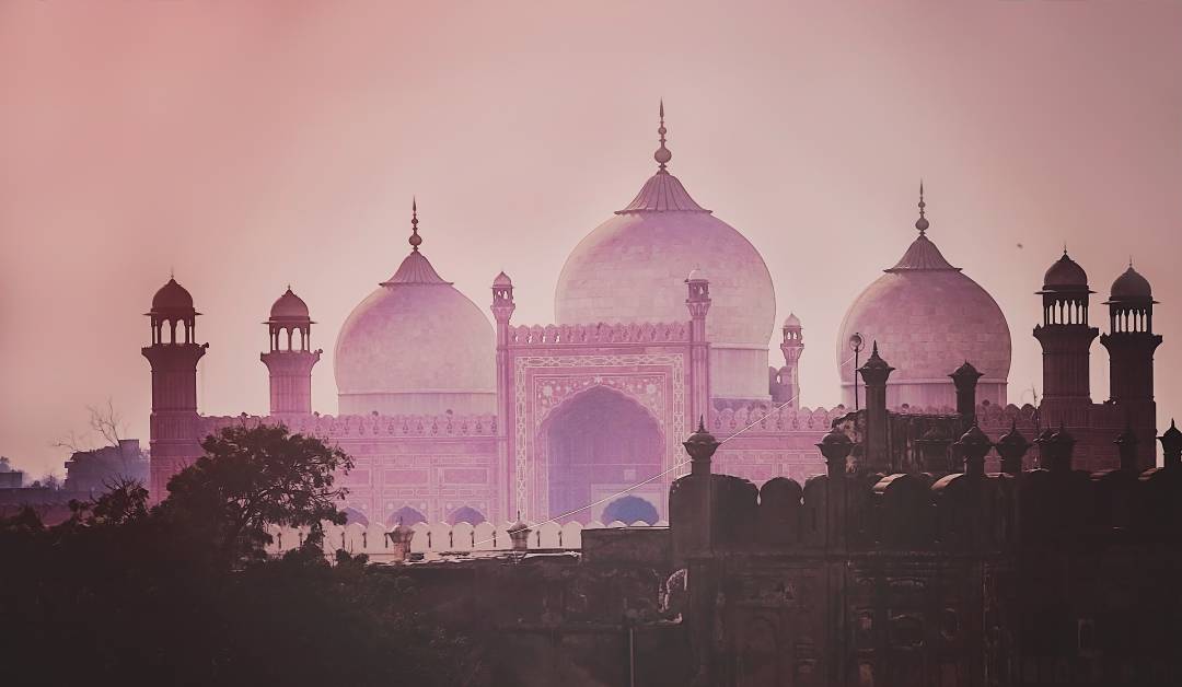 Domes_The_Badshahi_Mosque.jpg