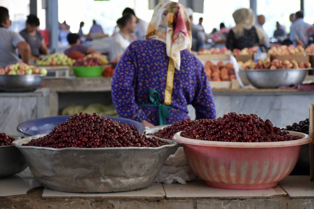 woman_cherries_chorsu_bazaar.jpg