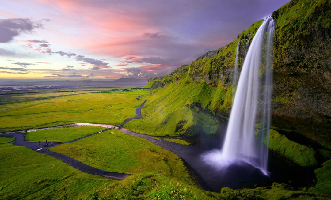 Seljalandsfoss_Waterfall_2.jpg