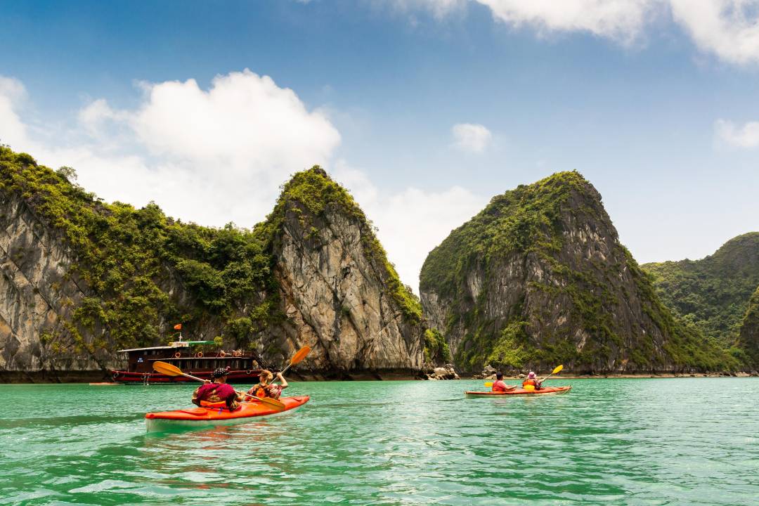 D_3_4__Halong_Bay_Image_2_Kayak.jpg