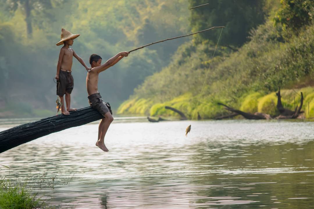 Introbeeld_Laos_Children_River.jpg