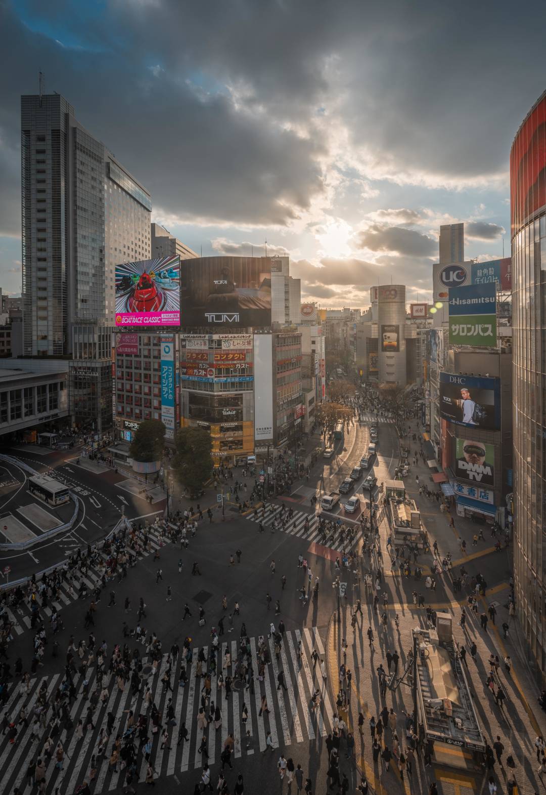 Sunset_on_Shibuya_crossing.jpg