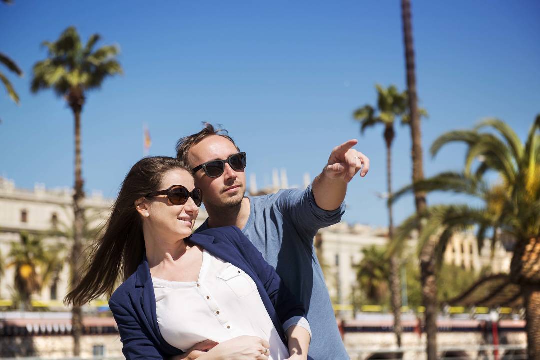 tourist_couple_is_enjoying_vacation.jpg