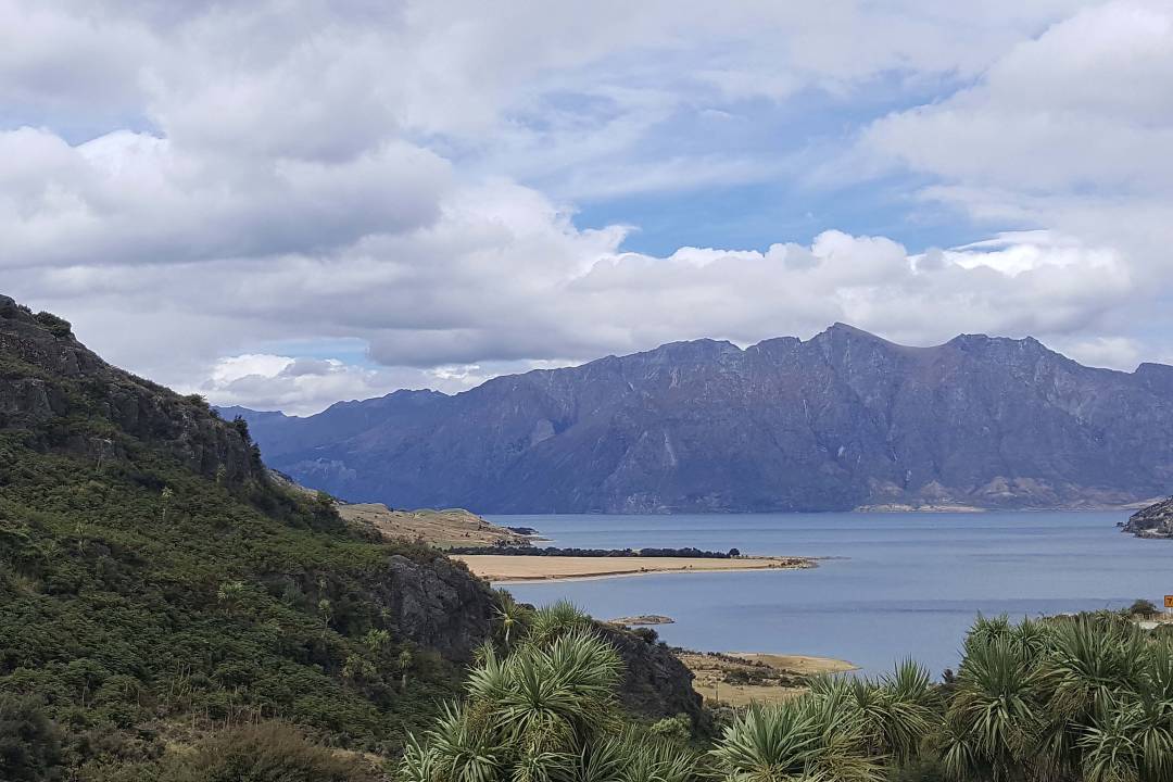 lake_wanaka_mountain_valley.jpg
