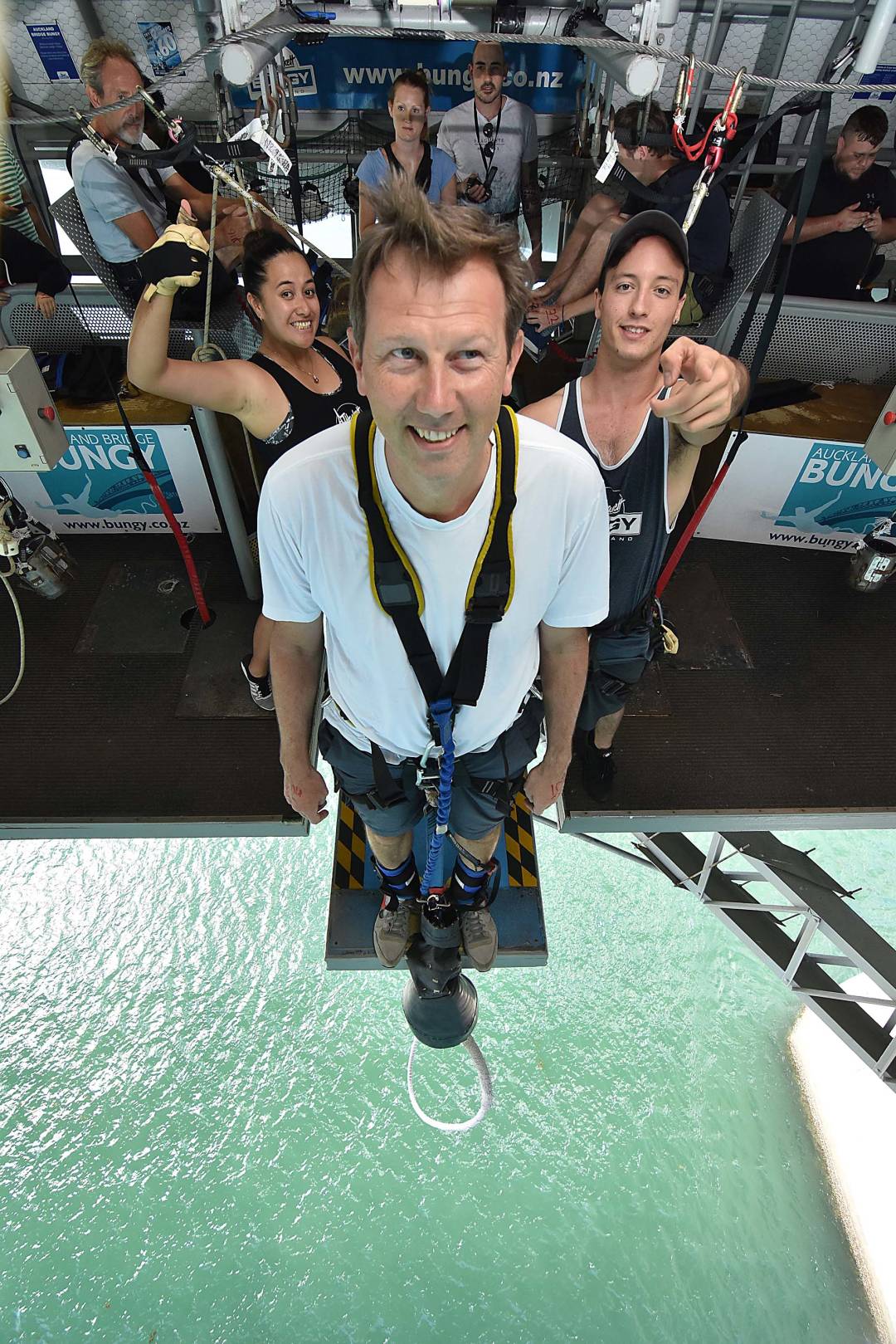 kawarau_bridge_bugy_jump.jpg