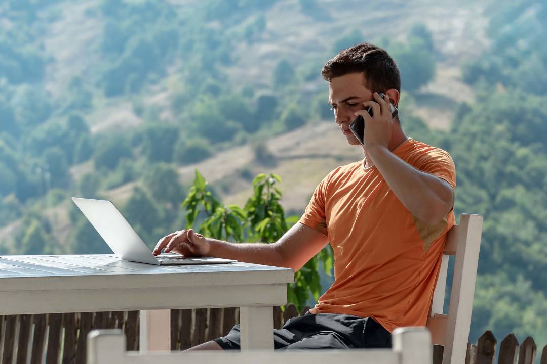 traveler_phone_call_support_relaxed_vacation.jpg