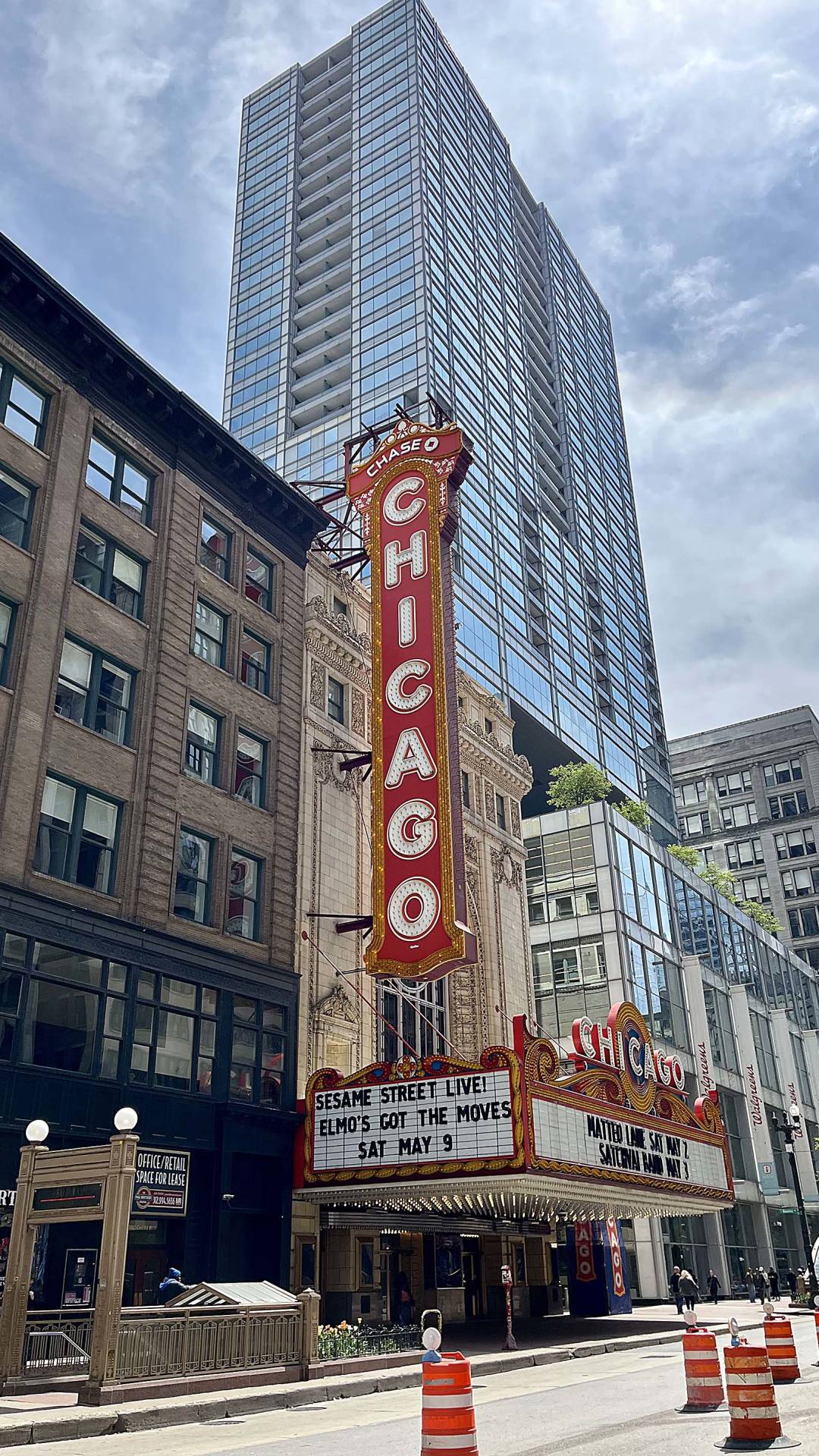 chicago-theatre-iconic-marquee-sign.jpg