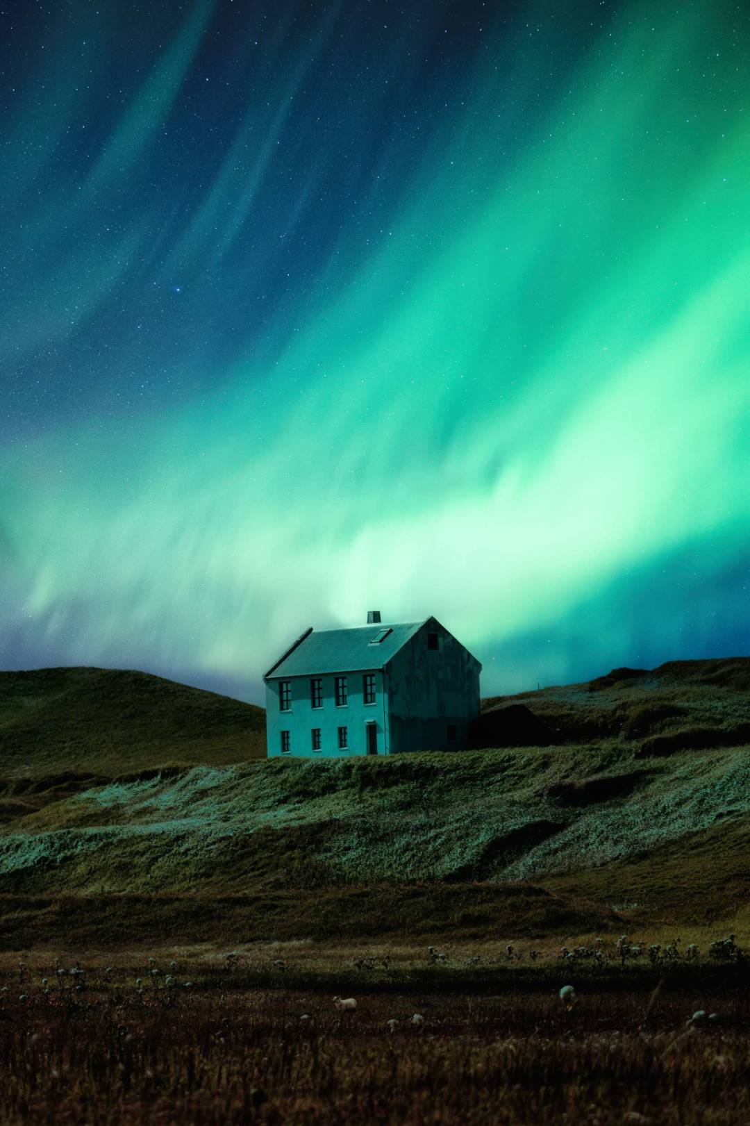 aurora_lone_house_hillside.jpg