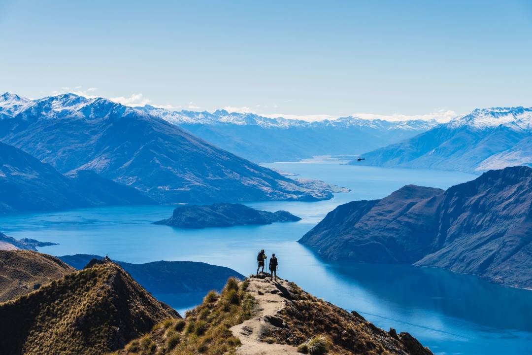 lake_wanaka_mountains_new_zealand.jpg